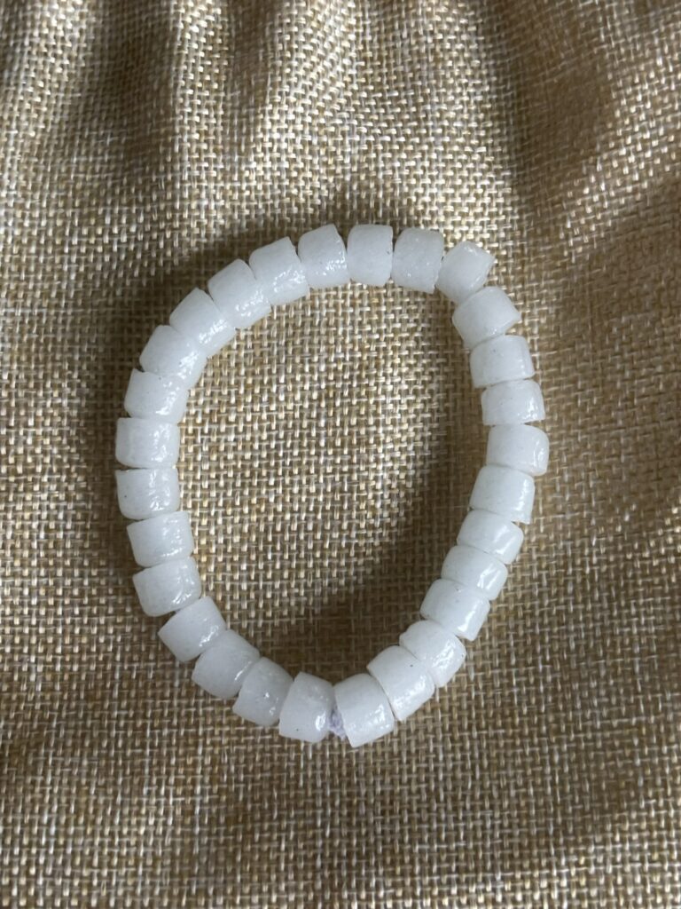 Bracelet en verre blanc – Artisanat du Togo
