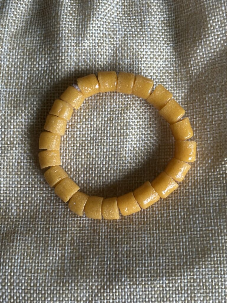 Bracelet en verre jaune – Artisanat du Togo