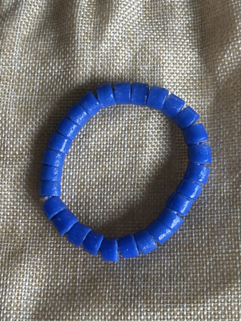 Bracelet en verre bleu – Artisanat du Togo