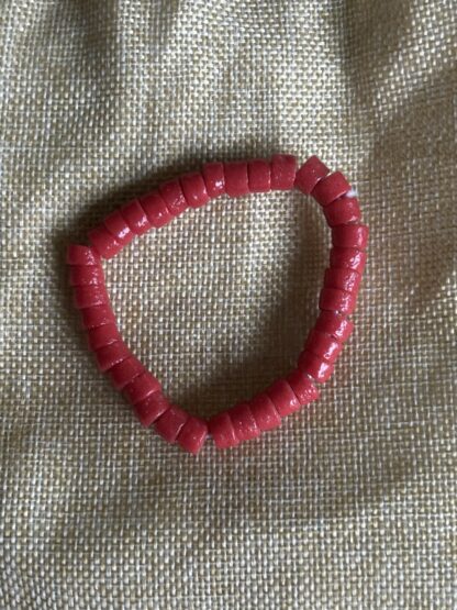 Bracelet en Verre Rouge - Artisanat du Togo – Image 2