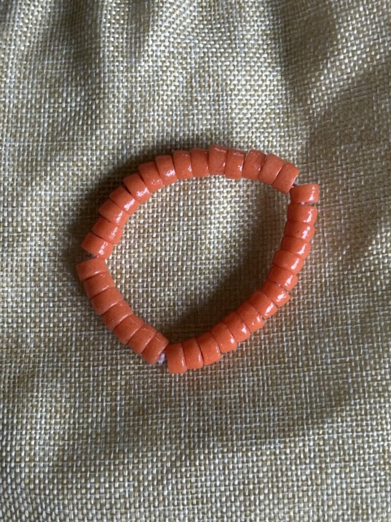 Bracelet en verre orange – Artisanat du Togo